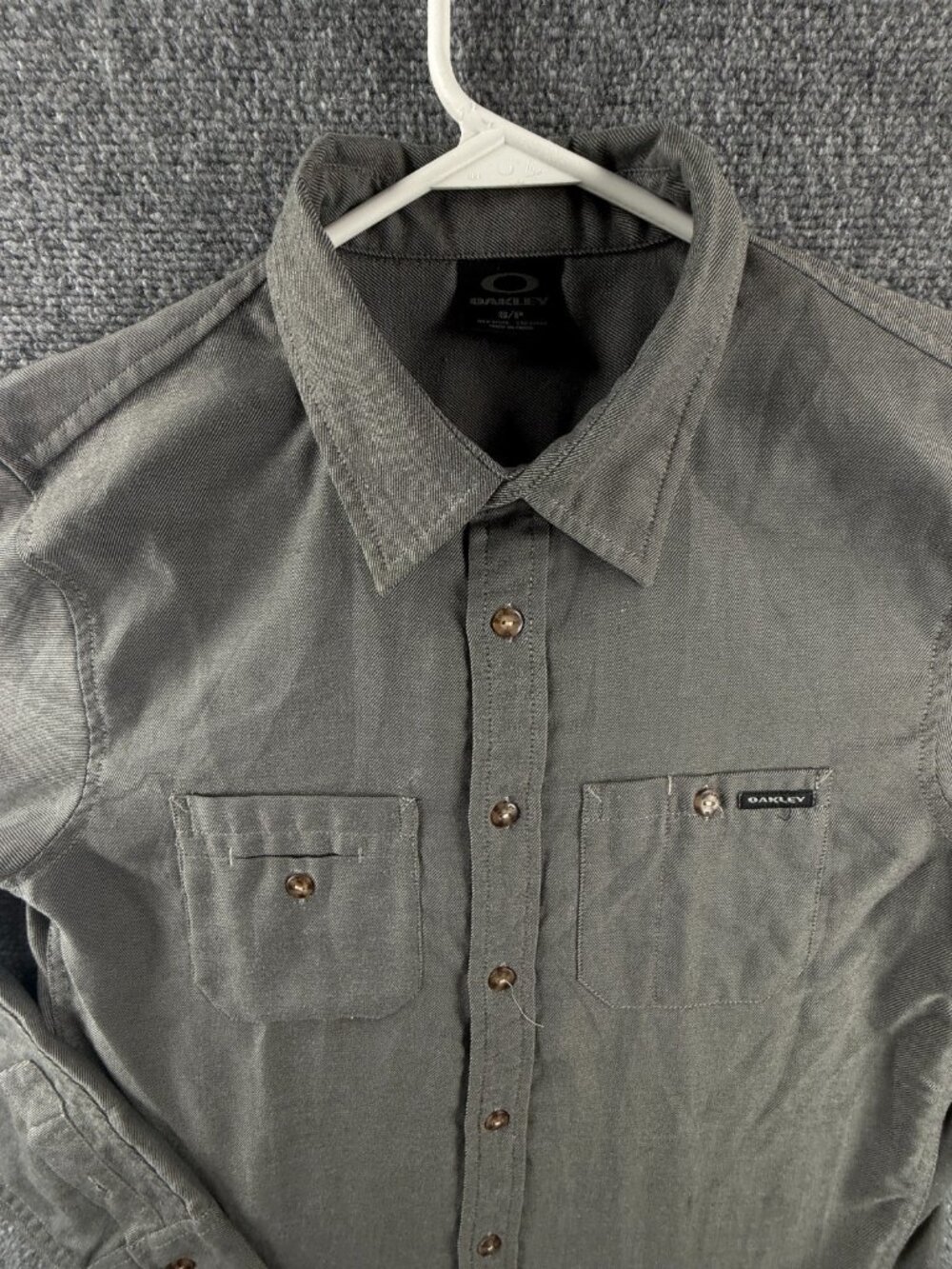 Oakley Small Button Up Shirt Twill Gray Long Sleeve Pocket Men Woven Soft Adult